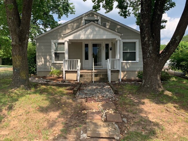 Cute Two Bedroom House in Hickory for Rent! - Cute Two Bedroom House in Hickory for Rent!
