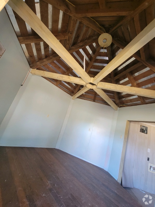 Building Photo - 623 W 6th St Rental