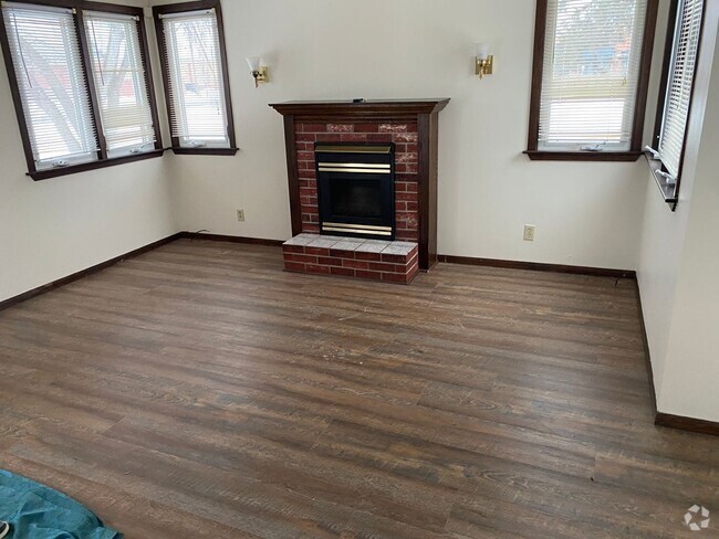 Building Photo - 3 Bedroom/ 1 Bath Home