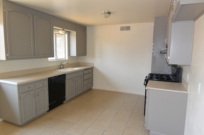 Photo - 1641 W Whitendale Ave