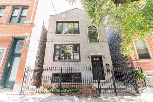 Photo - 845 N Hoyne Ave Apartments Unit Enormous 3 bedroom 1.5 ba