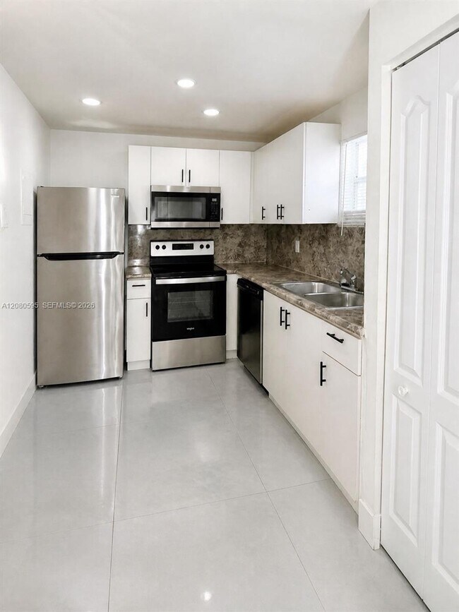 4205 N University Dr Unit 206