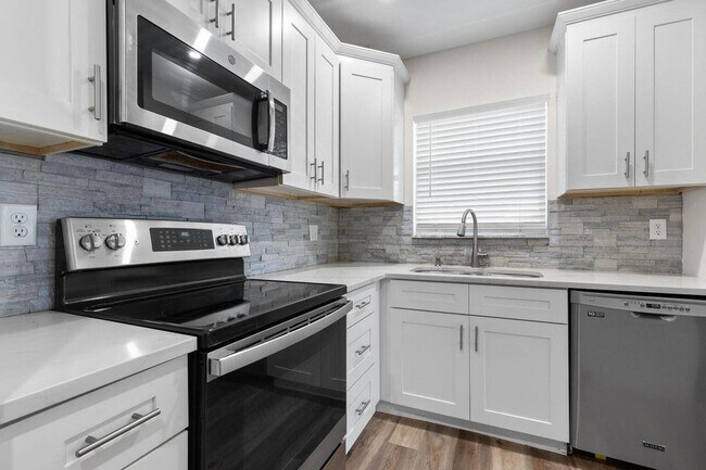 Building Photo - 8406 W Sample Rd Unit 226