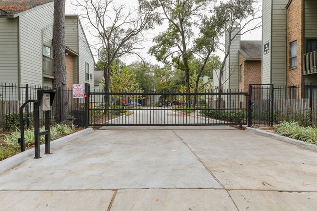 Building Photo - 17417 Red Oak Dr Unit 133