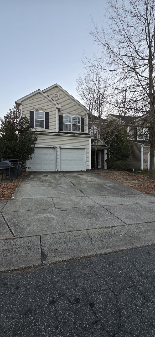 Front and Driveway - 4911 Abercromby St Casa