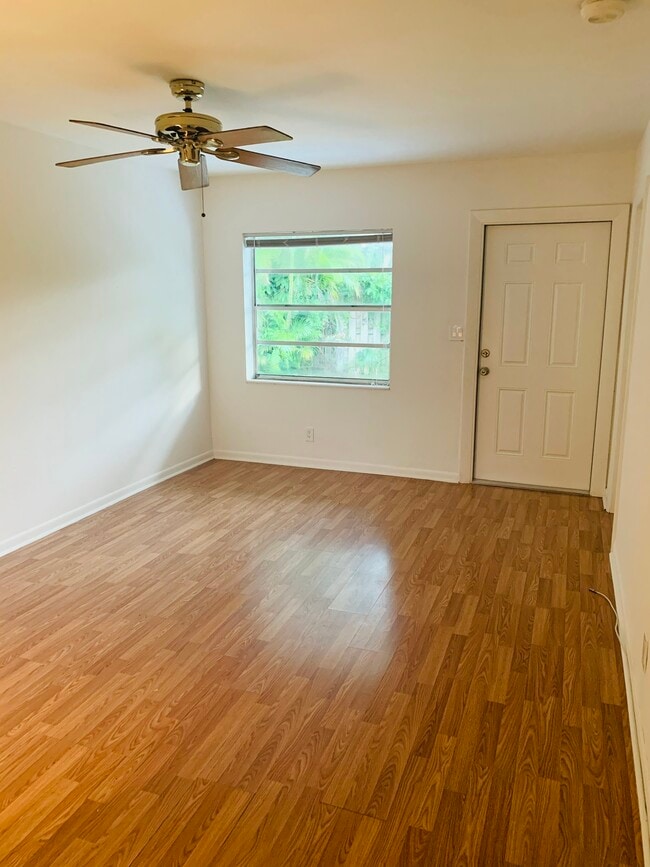 Building Photo - 829 NE 12th Ave Unit #3
