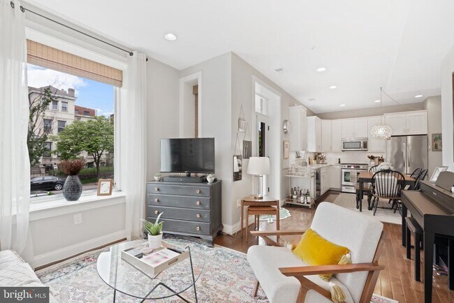 Photo - 1249 Kenyon St NW Unit 2