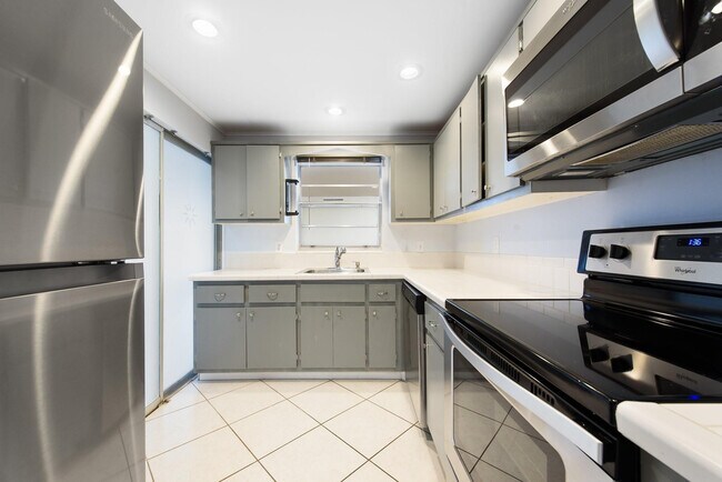 Building Photo - 1340 NE 28th Ave Unit 232