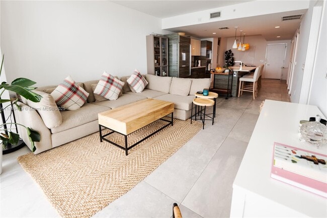 Photo - 460 NE 28th St Unidad 2605