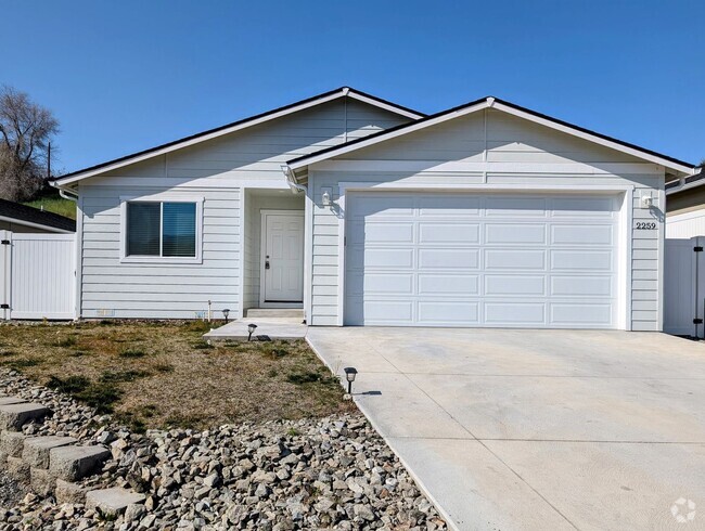 Building Photo - Newer 3-Bed, 2-Bath Home in East Wenatchee!