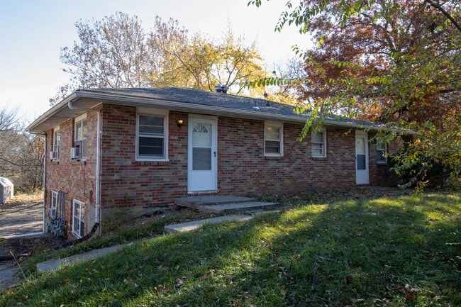 Building Photo - 2800 Fairhaven Dr Unit Apt A