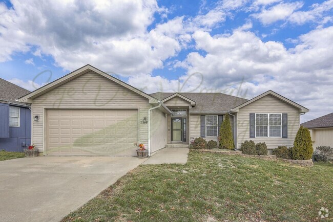 Building Photo - STUNNING GRAIN VALLEY HOME!!!