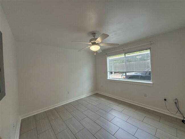 Photo - 2200 Dickson Dr Unit 123