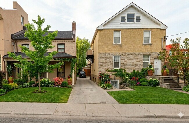 Photo - 12 Barton St W