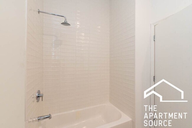 Photo - South Loop 3 bed 2 bath -- Updated Kitchen, LARGEST Floorplan in the building Unit 401