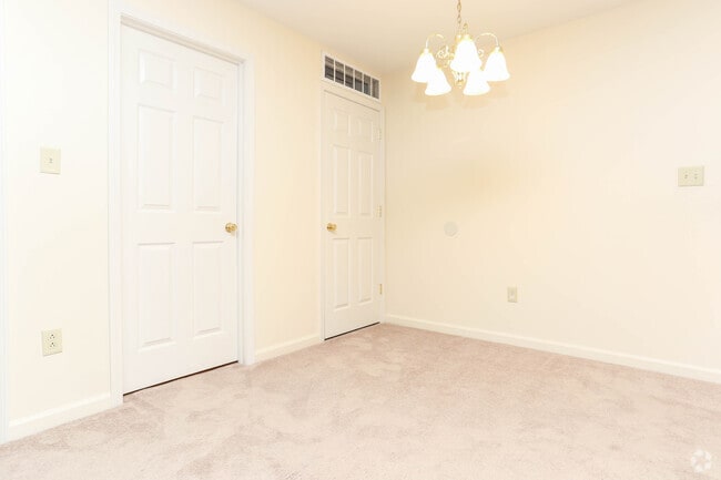 1BR, 1BA - 900 SF - Dining Area