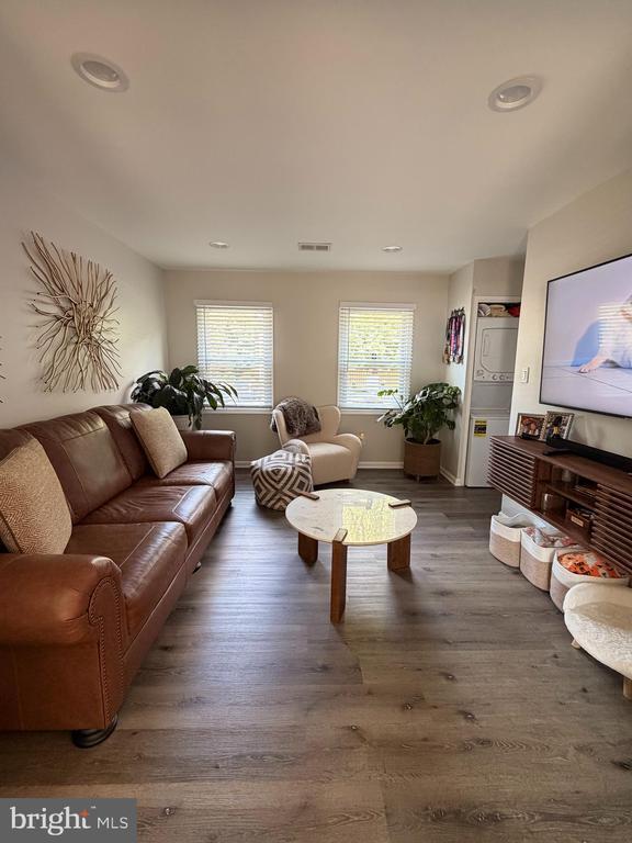 Building Photo - 7735 Matisse Way