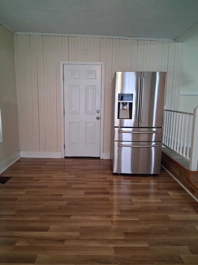 Photo - 647 Robinhood Rd