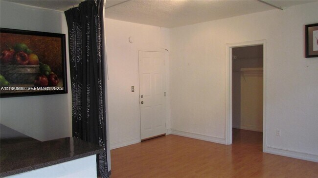 Photo - 7920 Harding Ave Unidad 9