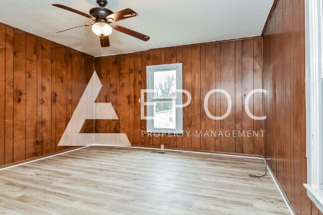 Photo - 602 Loftus St