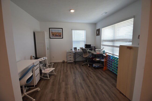 Photo - Five Bedroom Home in Greenfield for Rent