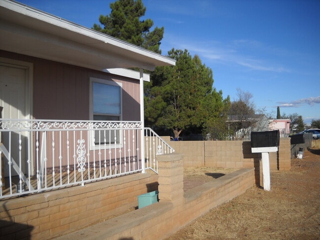 Building Photo - Great House