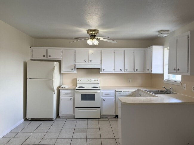 Photo - Fresh and clean 3/1 upstairs apartment