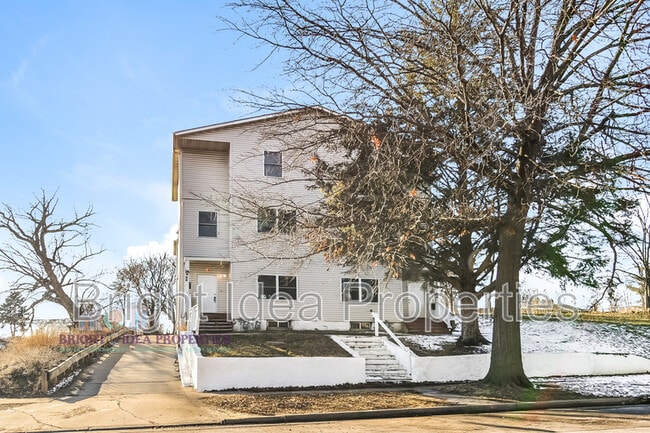 Building Photo - 863 Clark St N