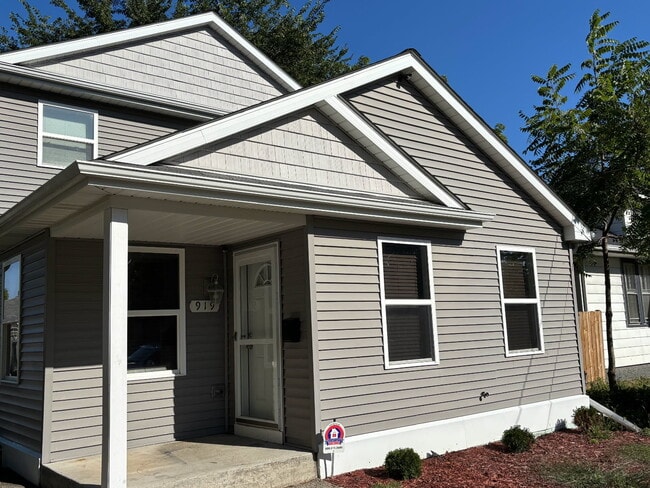 House - 919 Yeoman Street Rental