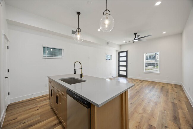 Photo - 8013 Cora St