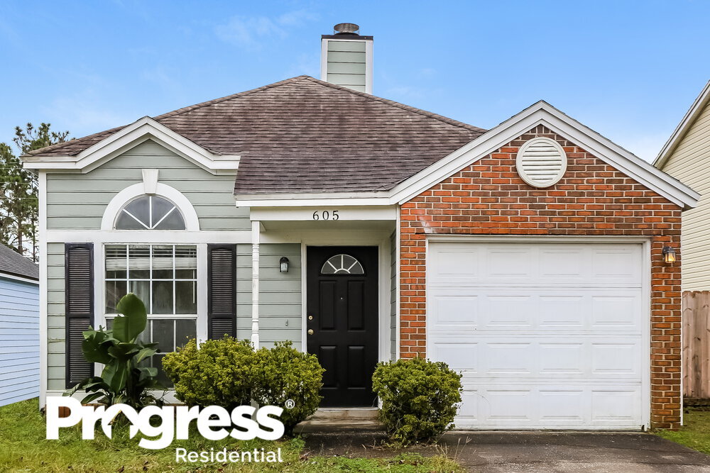 Photo - 605 Staffordshire Dr E