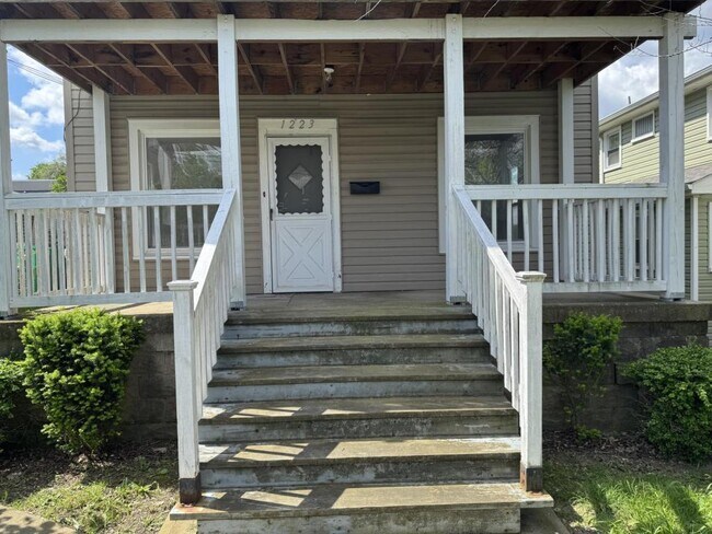 Photo - 1223 Colescott St