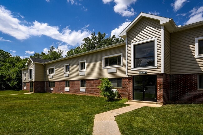 Hollow Run Exterior - Hollow Run Apartments
