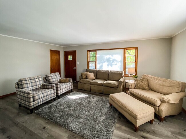 Photo - 649 S Main St