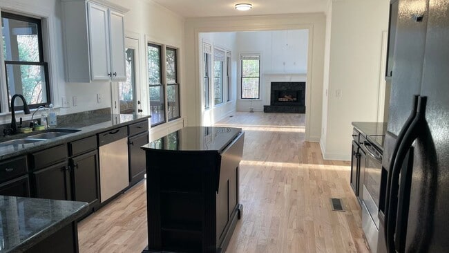 Building Photo - 369 Hillside Dr