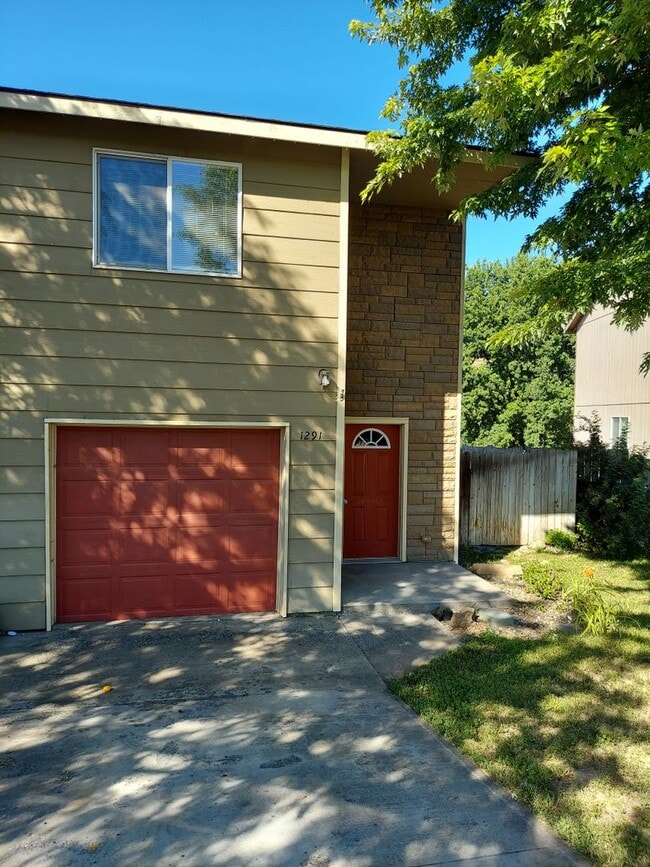 Building Photo - 3 bedroom 2 bath home with attached garage