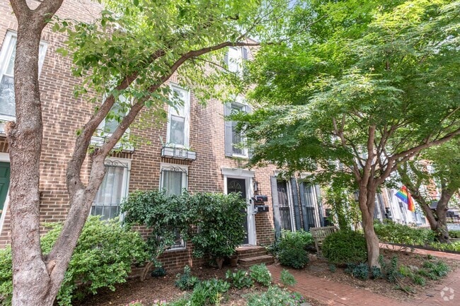 Building Photo - Lovely 3 BR/2.5 BA Townhome in Logan Circle!