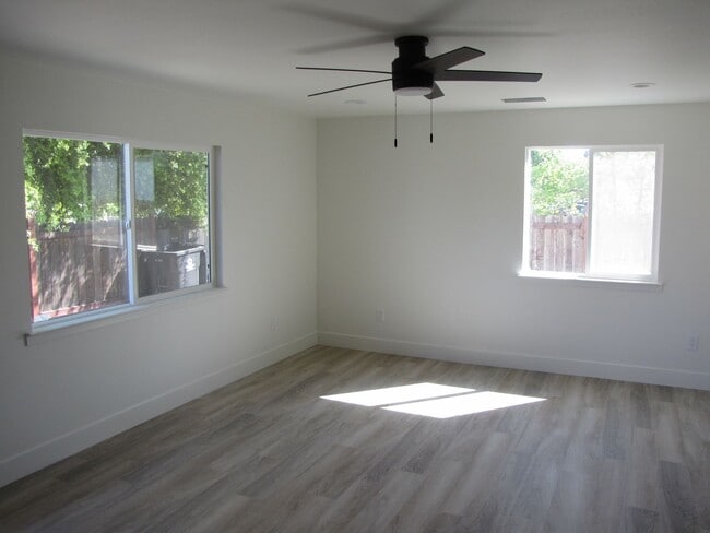 3408 W Alpine Ave