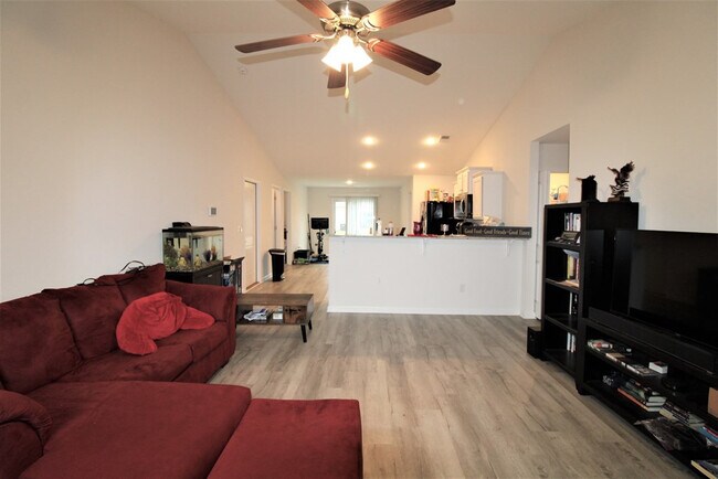 Photo - 445 Conifer St