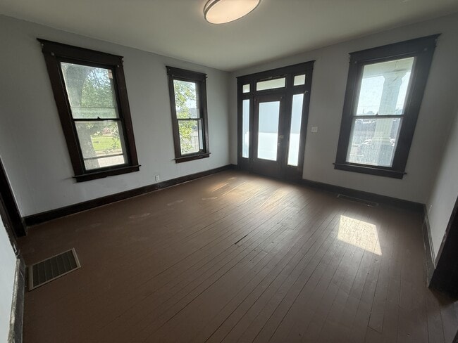 Photo - 401 N 4th Ave