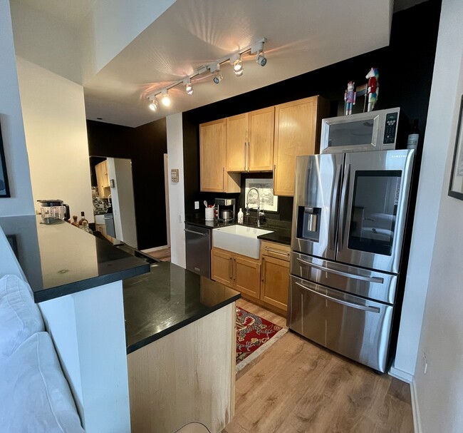 Kitchen - 1000 W Leland Ave Unit Leland