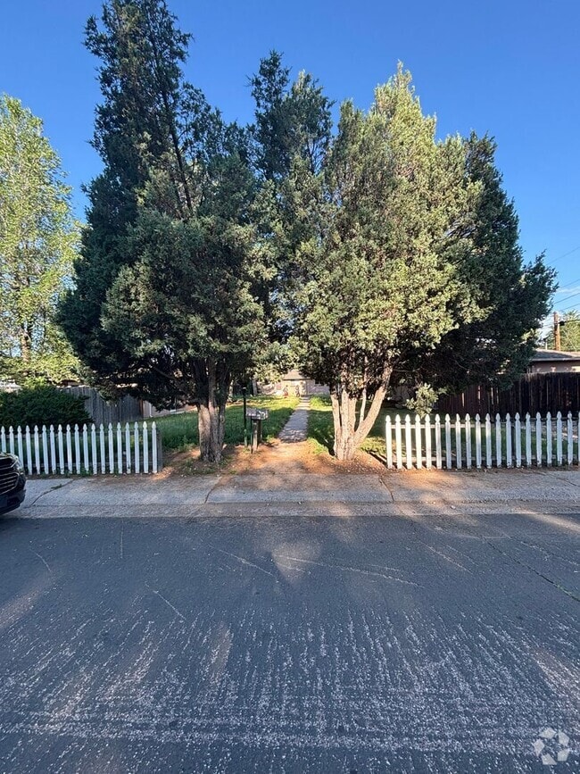 Building Photo - Charming 5-Unit Apartment Community in the... Unit 3006