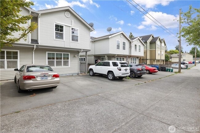 Building Photo - Spacious 3bd/3ba Townhouse