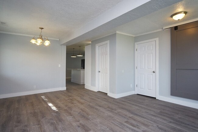 Photo - 325 W Apple St