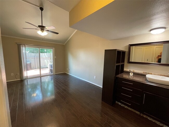 Photo - 12315 Glenview Dr