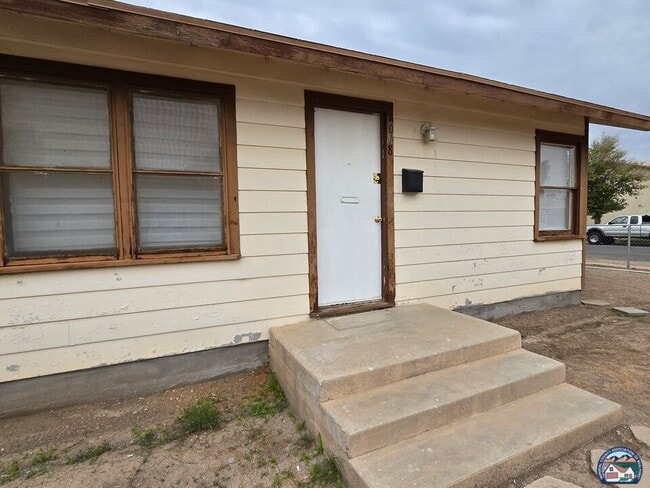 Building Photo - 1018 W Commercial Ave