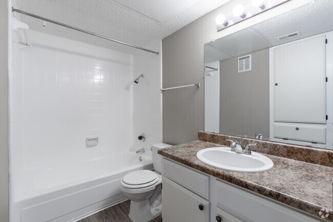 1BR, 1BA - 615SF - Bathroom