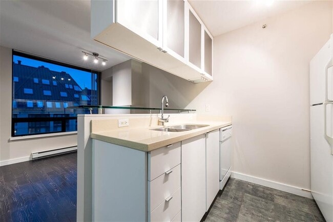 Photo - 1003 Burnaby St