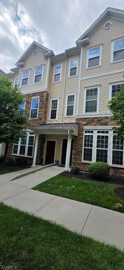 Photo - 10 Iris Ln