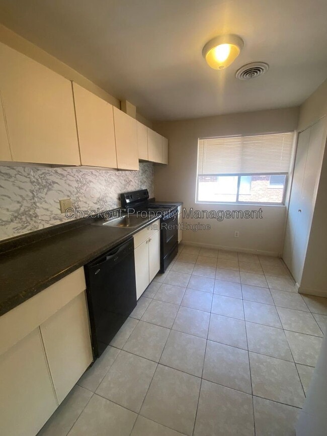 Building Photo - 9969 Sloane Square Unit C